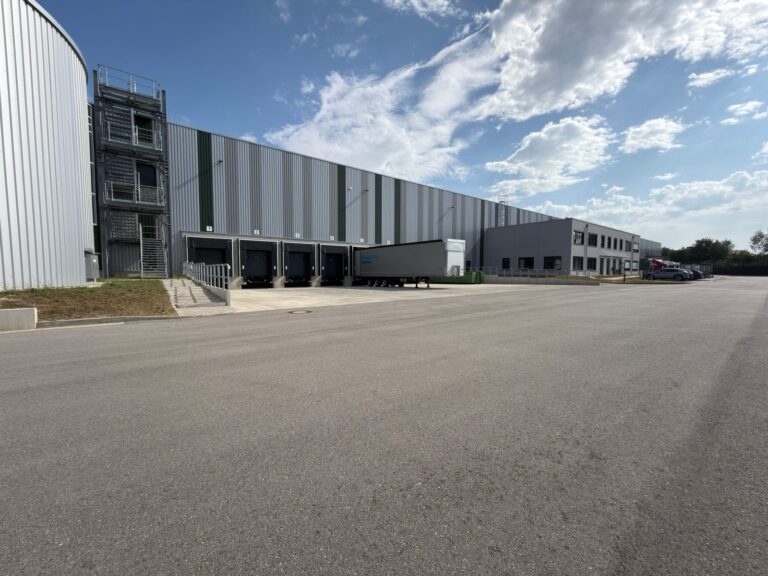 Schletter nimmt neues Logistikzentrum in Betrieb