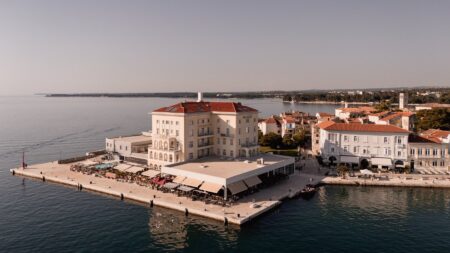 BO Hotel Palazzo Poreč: moderne Haustechnik in historischer Hülle Das BO Hotel Palazzo in erster Meereslage im historischen Stadtkern von Poreč, Istrien.